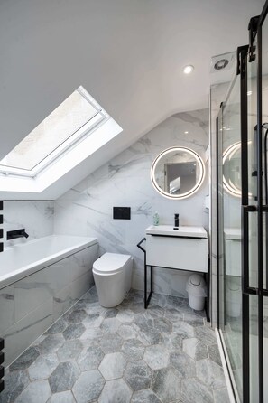 Shower, hair dryer, towels - Luxury Studio Apartment (4th Floor - Room 15) (Edinburgh)