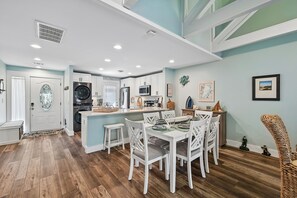 Dining - 740 Queens Grant ~ Walk or Bike to Beach! (Hilton Head Island)