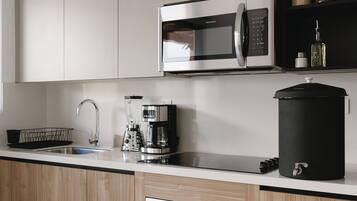 Frigorifero, microonde, forno, piano cottura