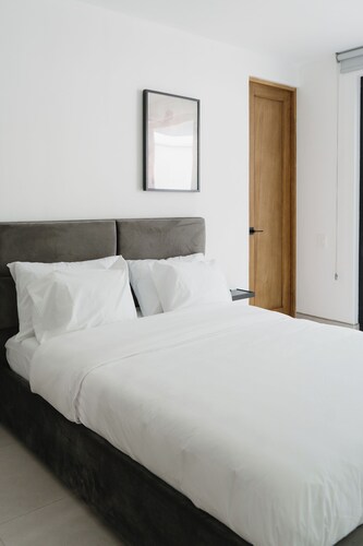 Nude Antigua - Modern Apartment #2