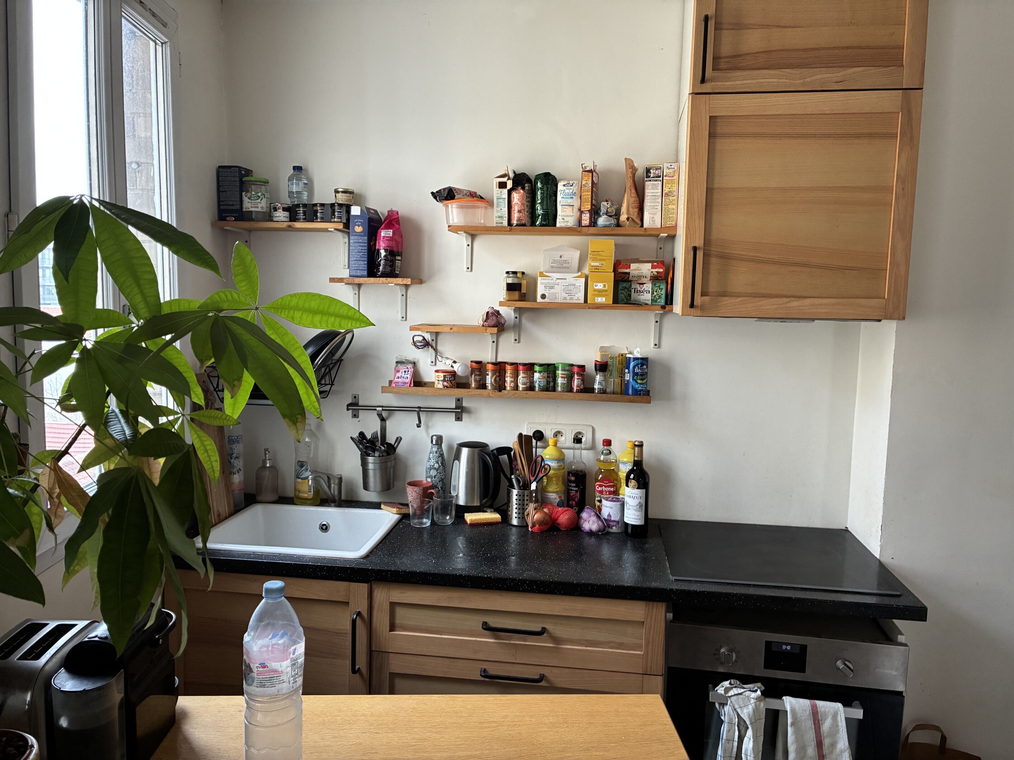 Een koelkast, een microgolfoven, een oven