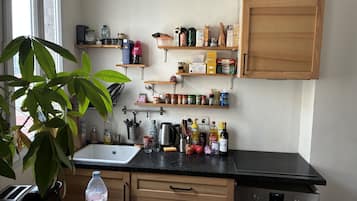 Een koelkast, een microgolfoven, een oven