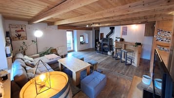 Televisie en een open haard