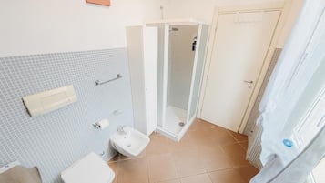 Dusche, Haartrockner, Bidet, Handtücher