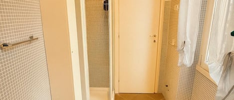 Dusche, Haartrockner, Bidet, HandtĂŒcher