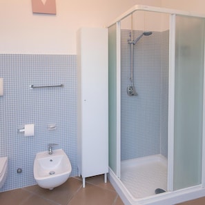 Ducha, secador de pelo, bidet, toallas