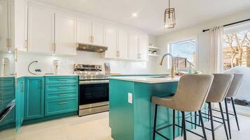 Réfrigérateur, micro-ondes, four, plaque de cuisson