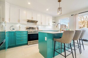 Réfrigérateur, four à micro-ondes, un four, surface de cuisson