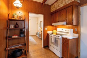 Fridge, microwave, oven, stovetop - 2BR I 3 mins to Downtown, Queen x 2, Sleeps 4, TV (Fargo)