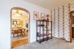Interior - 2BR I 3 mins to Downtown, Queen x 2, Sleeps 4, TV (Fargo)