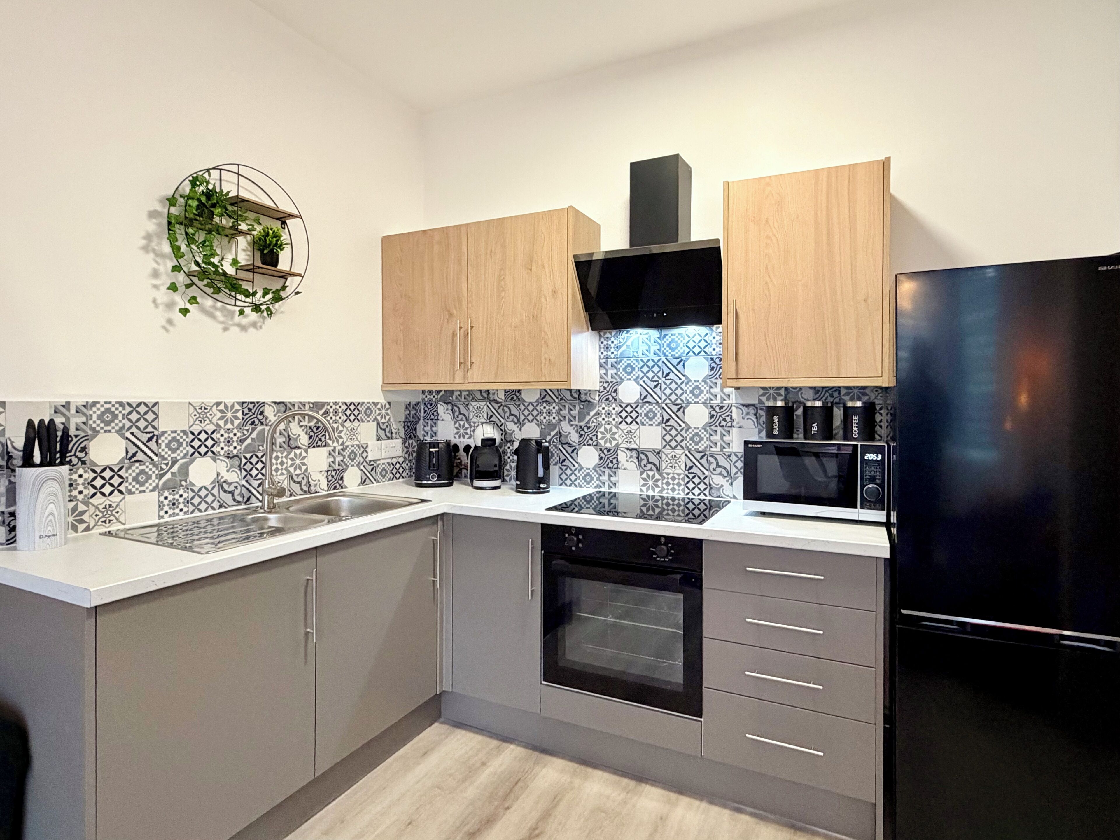 Kjøleskap, mikrobølgeovn, ovn og kokeplater