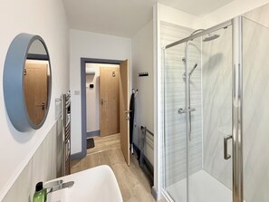 Bruser, gratis toiletartikler, hårtørrer, håndklæder