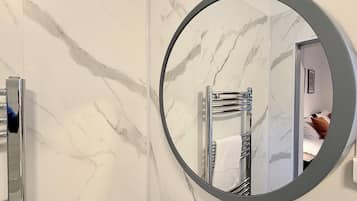 Comfort Apartment, 1 Bedroom | Bathroom | Shower, free toiletries, hair dryer, towels