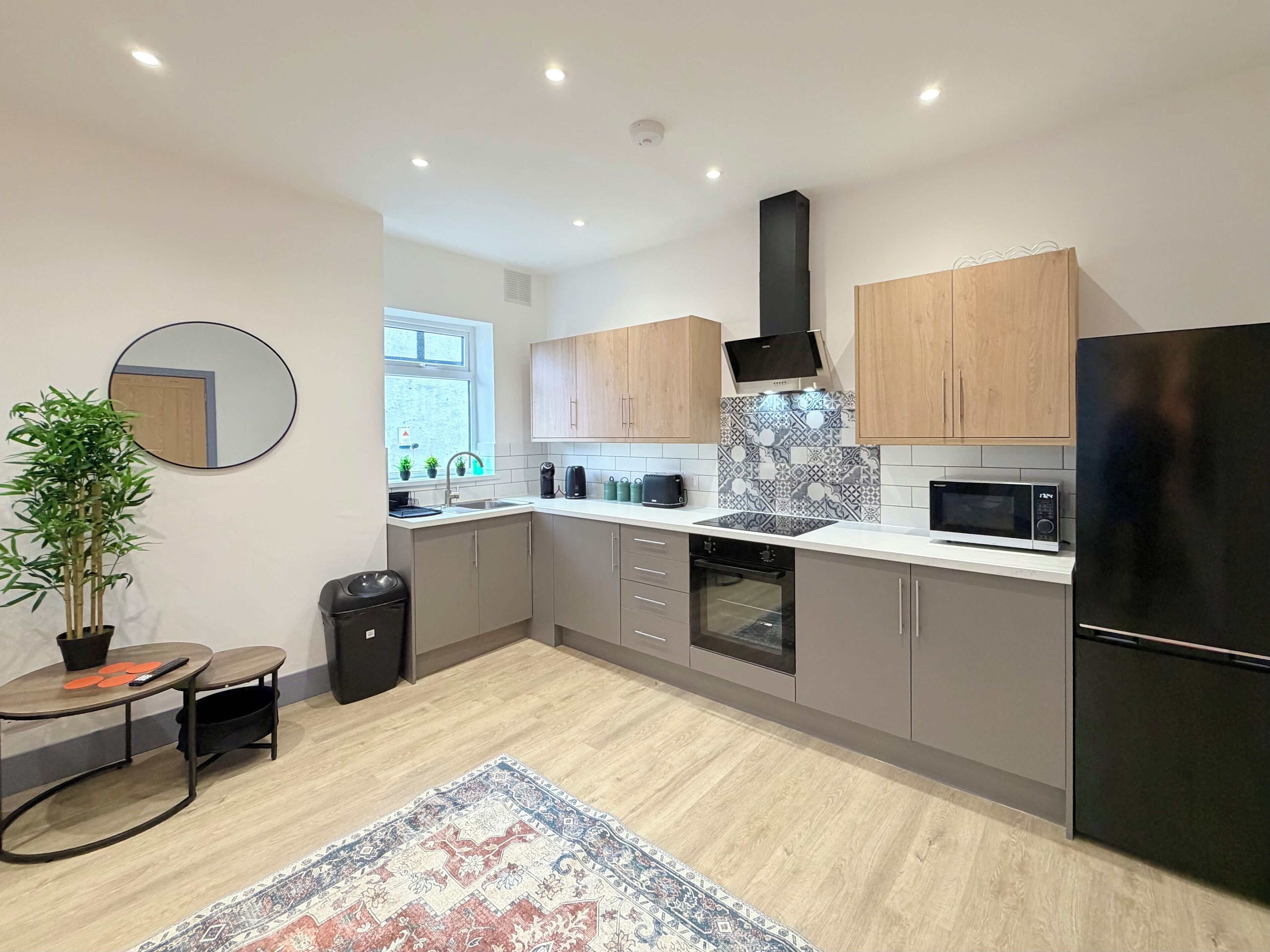 Full-size fridge, microwave, oven, stovetop