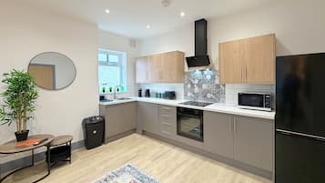 Full-size fridge, microwave, oven, stovetop