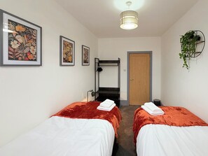 Espacio para trabajar con laptop y tabla de planchar con plancha 