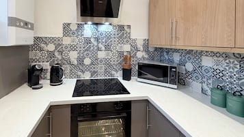 Comfort Apartment, 1 Bedroom | Private kitchen | Full-size fridge, microwave, oven, stovetop