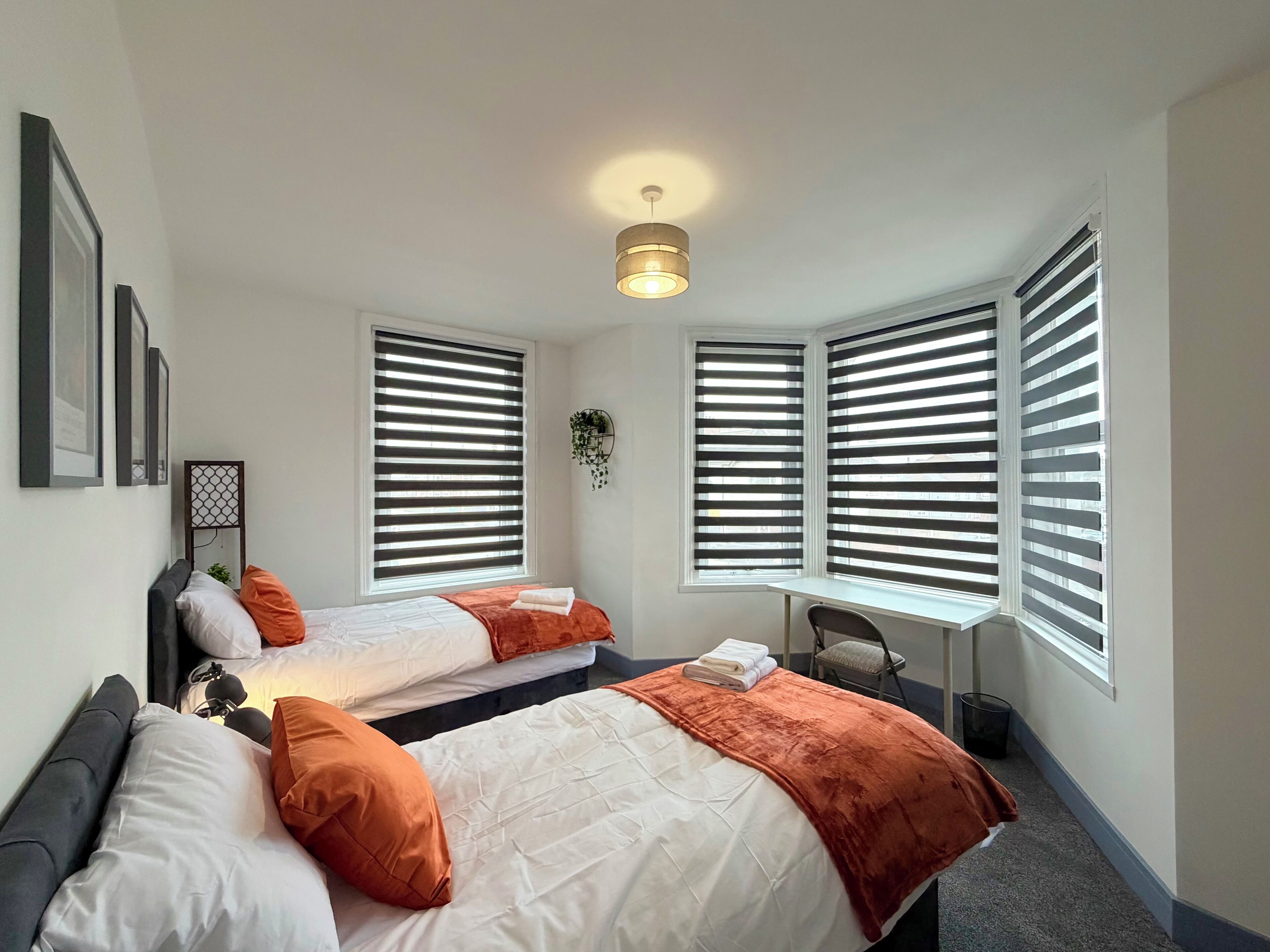 Espacio para trabajar con laptop y tabla de planchar con plancha 