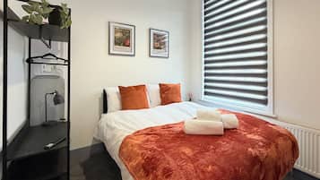 Comfort Apartment, 1 Bedroom | Laptop workspace, iron/ironing board, free WiFi