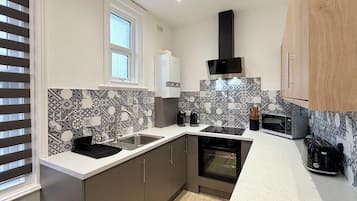 Comfort-huoneisto, 1 makuuhuone | Yksityinen keittiö | Täysikokoinen jääkaappi, mikroaaltouuni, uuni, liesi