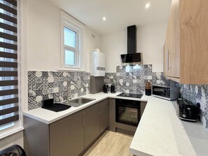 Comfort Apartment, 1 Bedroom | Private kitchen | Full-sized fridge, microwave, oven, stovetop - Humberside Apartments (Cleethorpes)