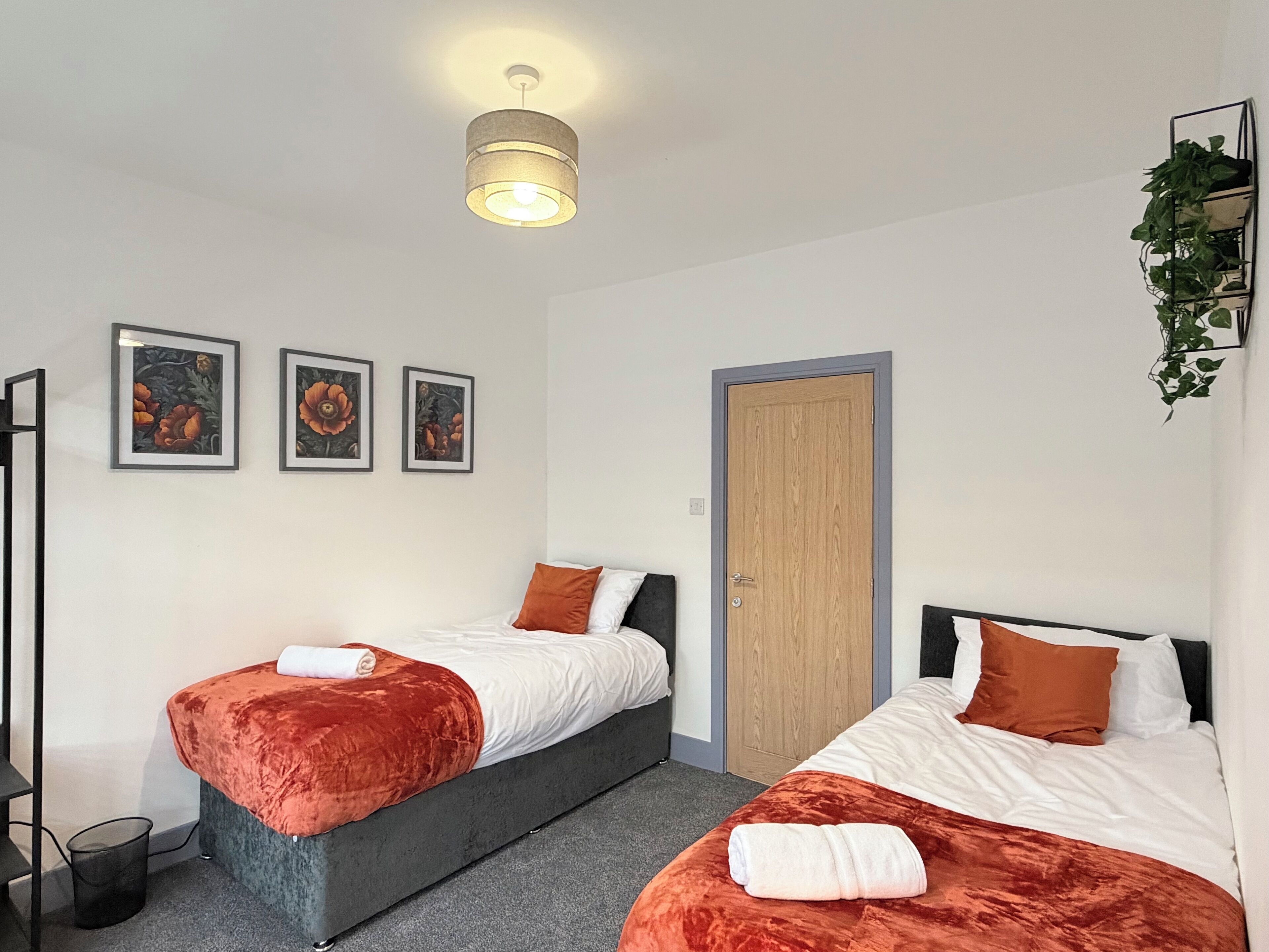 Skrivebord for bærbar PC, strykejern/-brett og wi-fi (inkludert)