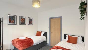 Skrivebord for bærbar PC, strykejern/-brett og wi-fi (inkludert)