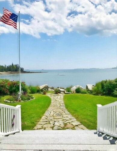 Coastal Ocean Front 3-bedroom house in Owls Head for a relaxing stay