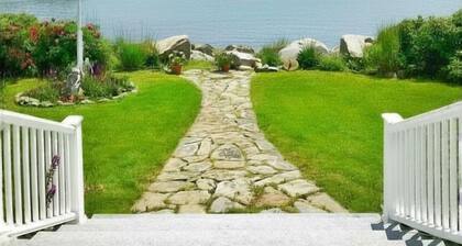 Coastal Ocean Front 3-bedroom house in Owls Head for a relaxing stay
