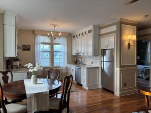 Dining - 2-bedroom sun-filled condo walking to downtown and beach! (Newport)