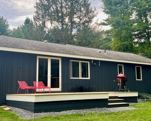 Charming Berkshire Bungalow: Deck, Firepit, Stargazing