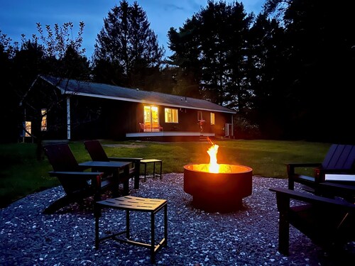 Charming Berkshire Bungalow: Deck, Firepit, Stargazing