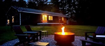 Charming Berkshire Bungalow: Deck, Firepit, Stargazing