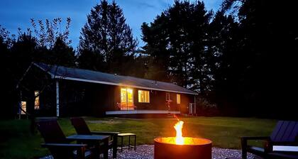 Charming Berkshire Bungalow: Deck, Firepit, Stargazing