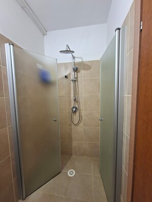 Suihku, hiustenkuivaaja, pyyhkeet, saippua