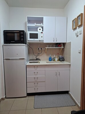 Jääkaappi, mikroaaltouuni, uuni, vedenkeitin