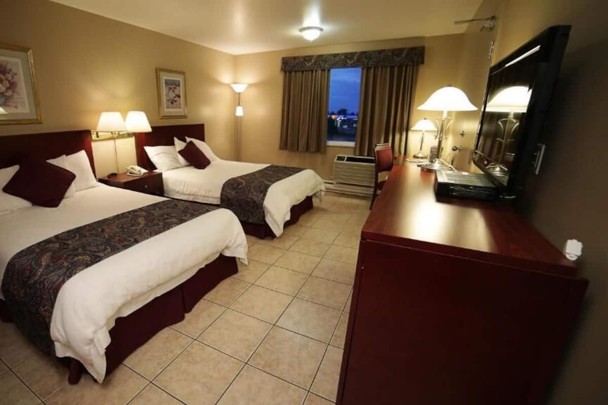 Klassieke tweepersoonskamer | Geluiddichte muren, een strijkplank/strijkijzer, gratis wifi