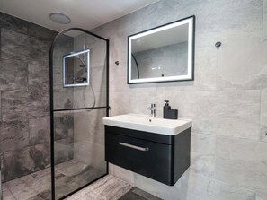 Shower - The Homestead (Saltburn-by-the-Sea)