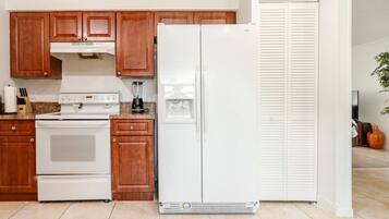 Refrigerador, microondas, horno, placa de cocina