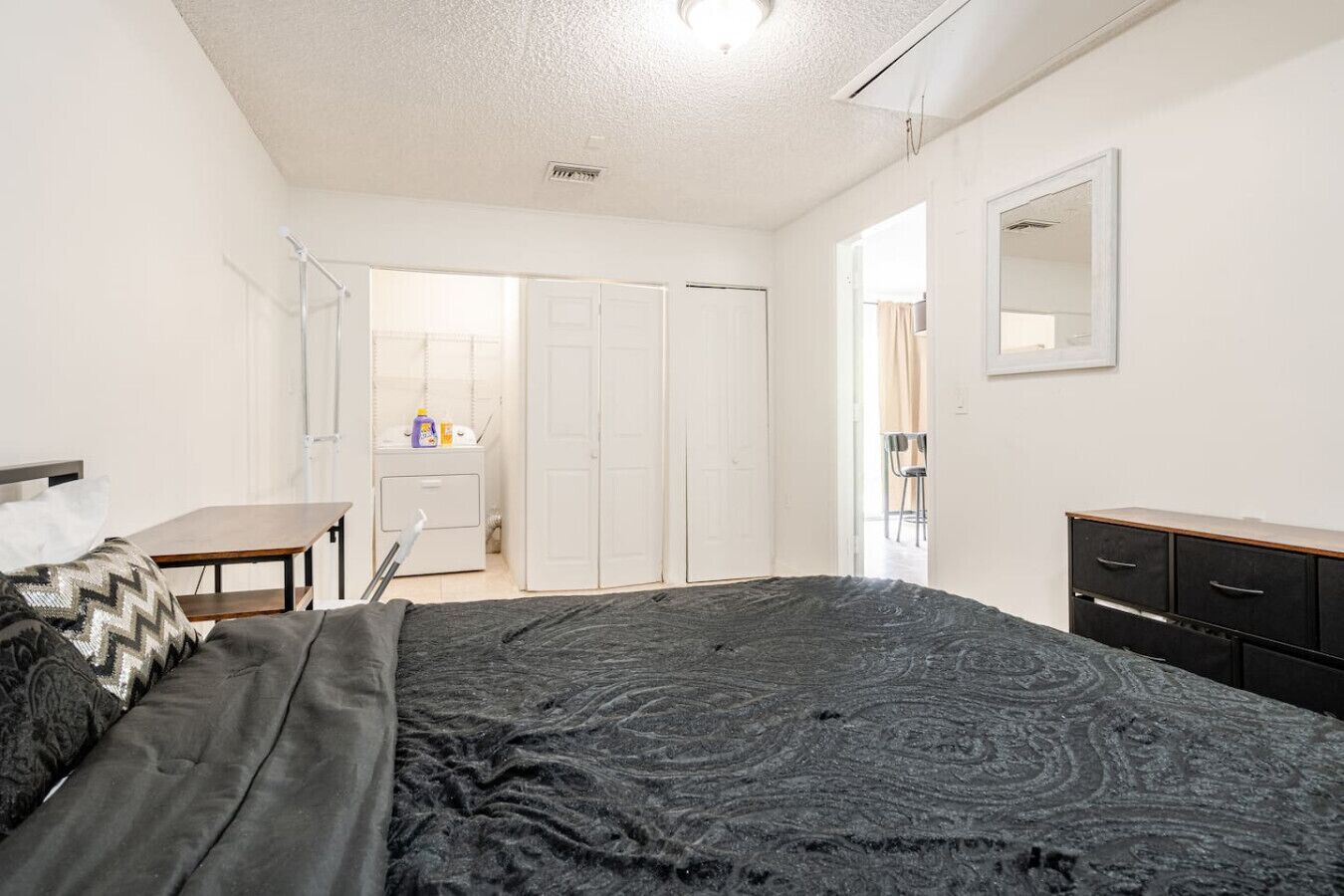 Escritorio, tabla de planchar con plancha, wifi y ropa de cama 