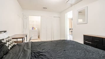 Escritorio, tabla de planchar con plancha, wifi y ropa de cama