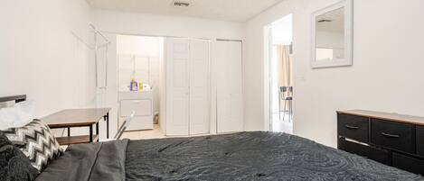 Bureau, fer et planche à repasser, Wi-Fi, draps fournis