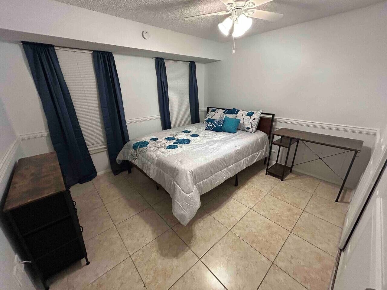 Desk, iron/ironing board, WiFi, bed sheets