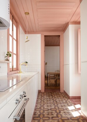 Fridge, microwave, stovetop, dishwasher - Casa 1923 · Minimalist 2-Bedroom Home with Garden in the City Center (Faro)