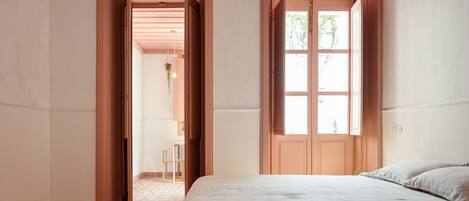 Tabla de planchar con plancha, wifi gratis y ropa de cama