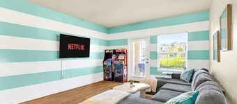 3-Bedroom Family Suite with Pool, Arcade Games, Gym, Free Parking, Baby Gear