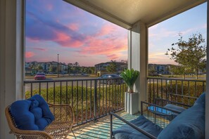 Property grounds - 3-Bedroom Family Suite with Pool, Arcade Games, Gym, Free Parking, Baby Gear (Jacksonville)