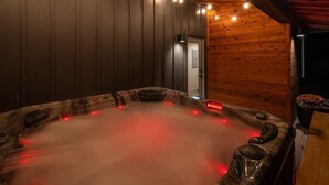 Un jacuzzi en una cabaña de madera con decoración rústica.