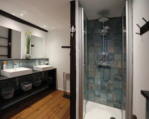Shower, hair dryer, towels, soap - Cozy vacation apartment for groups and families in a quiet location in the village center. (Reil)