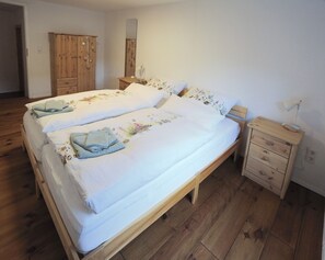 3 bedrooms, free WiFi, bed sheets - Cozy vacation apartment for groups and families in a quiet location in the village center. (Reil)